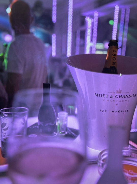 Champagner-Flasche in einem Kübel